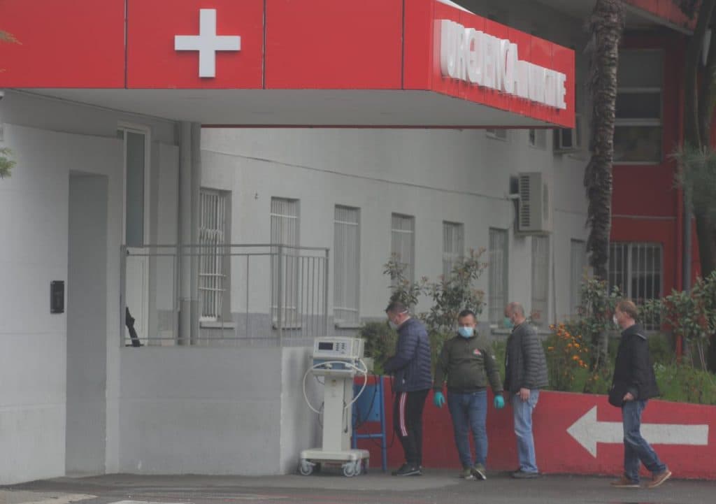 Gjashtë viktima dhe 1,549 raste të reja me COVID-19 në Shqipëri