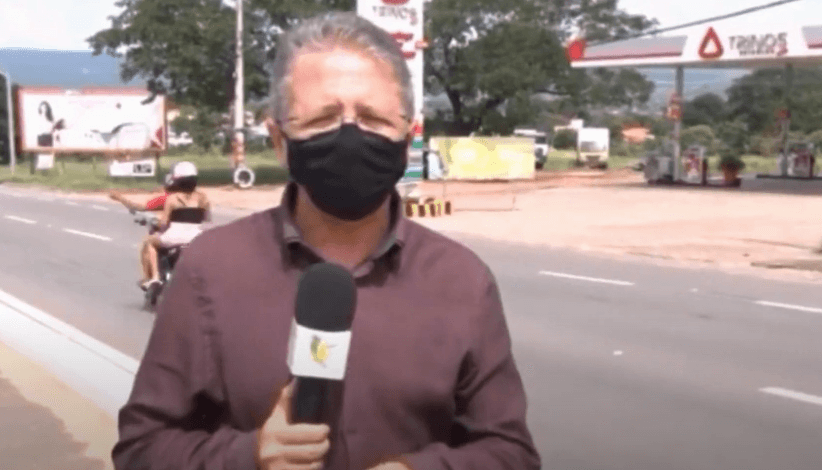 Ndodh aksident i paparë gjatë raportimit live të gazetarit (VIDEO)