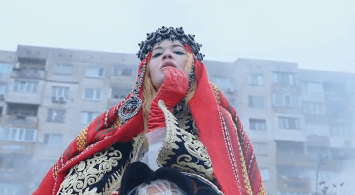 Me veshje kombëtare shqiptare, Rita Ora së shpejti me projektin e saj të ri (VIDEO)