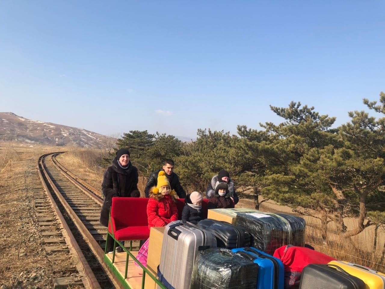 Dalja e pazakontë e diplomatëve rusë nga Koreja e Veriut (FOTO)