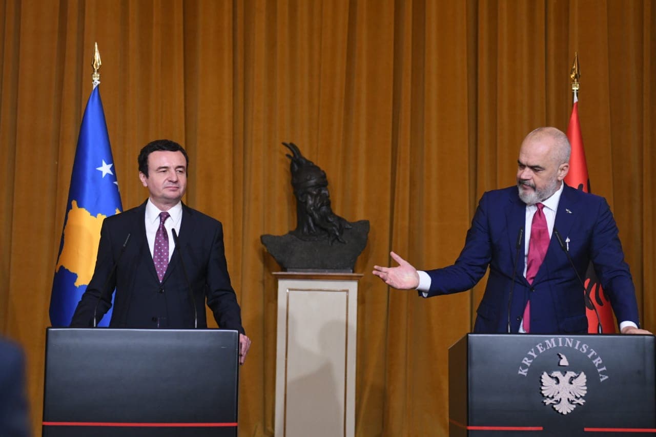 Edi Rama shpërndan vendimin e Qeverisë së Kosovës për shtyrje të reciprocitetit me Serbinë