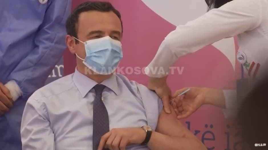 Kurti vaksinohet i pari, thotë që s’u privilegjua (VIDEO)
