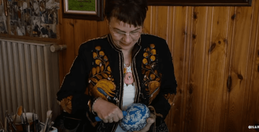 Kjo është artistja hungareze që llogaritet si “mbretëresha e dekorimit të vezëve" (VIDEO)