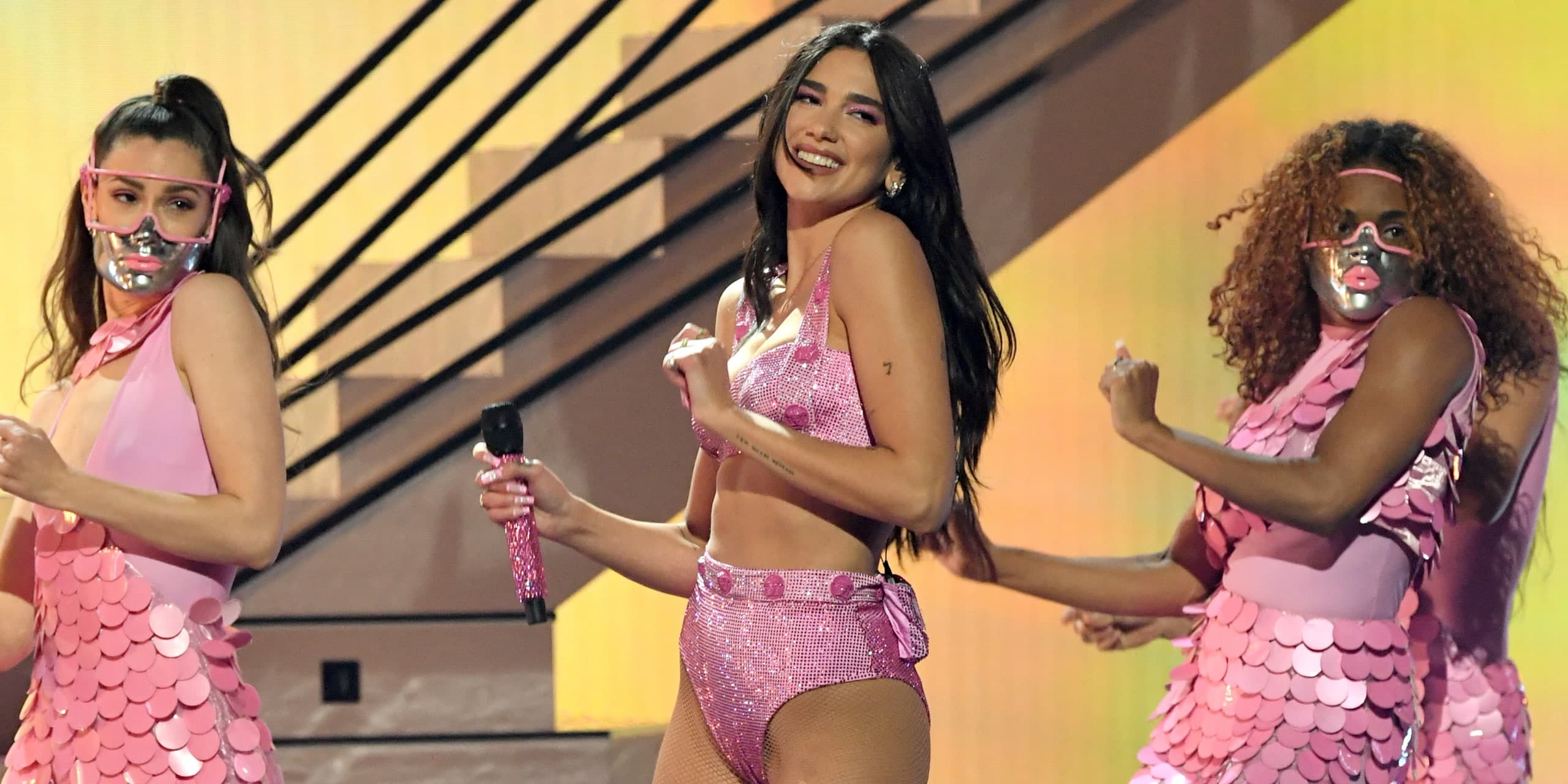 Dua Lipa performon dy hitet e saj në skenën e "Grammy Awards" (VIDEO)