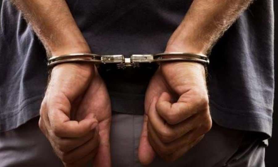 Arrestohet një 34-vjeçar në Tiranë, në dyqanin e tij u gjetën 21 telefona të kontrabanduar