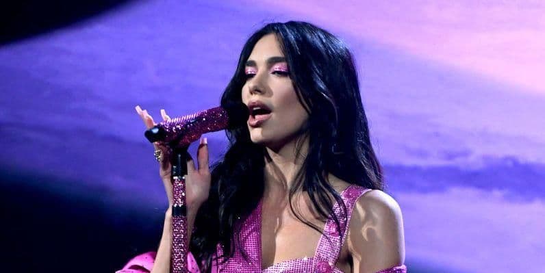 Dua Lipa në rozë, performanca e ceremonisë ‘’Grammy’’ që mahniti të gjithë (VIDEO)