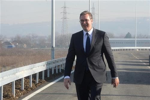 Vuçiq sot në Sarajevë, shpërndan vaksinat e dhuruara nga Serbia për Bosnjën