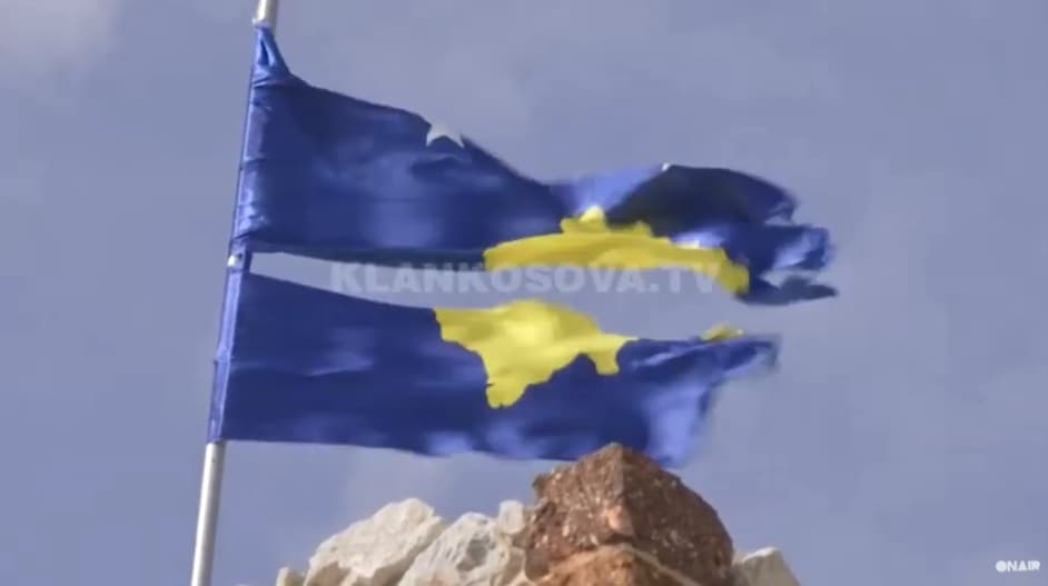 Novobërdë, leckoset flamuri mbi kala (VIDEO)