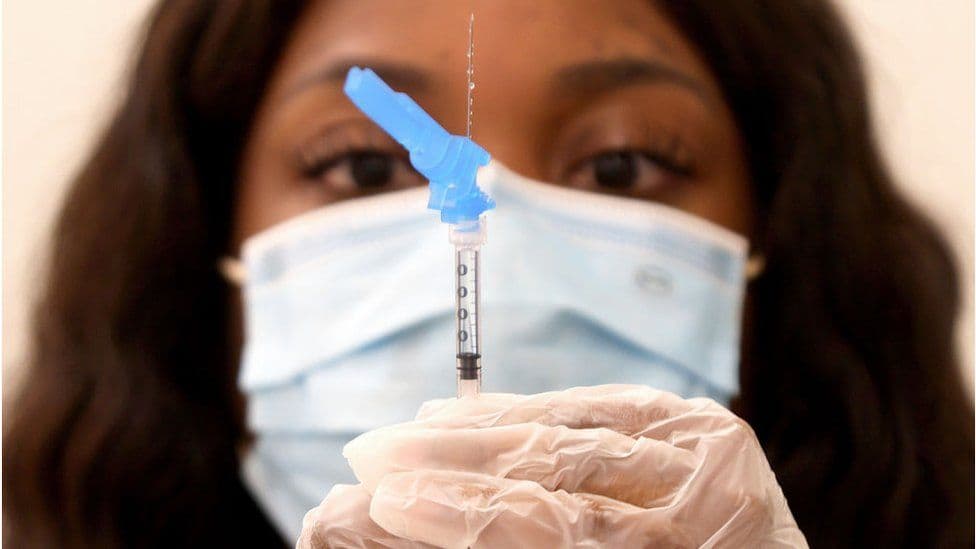 SHBA, rifillon dhënia e vaksinës Johnson&Johnson me paralajmërim për mpiksje të gjakut