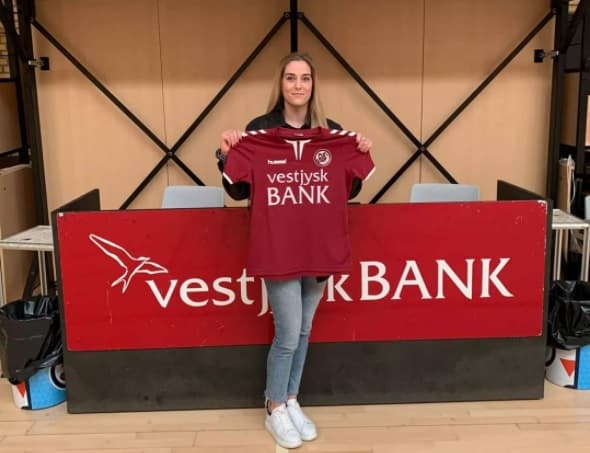Hendboll, Demaj iu bashkohet motrave Hajdari në elitën daneze
