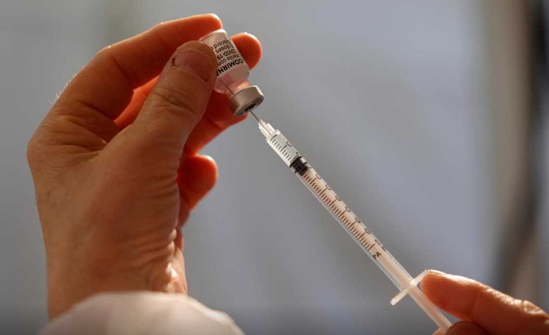 COVID-19, Franca arrin synimin me vaksinimin e 10 milionë banorëve