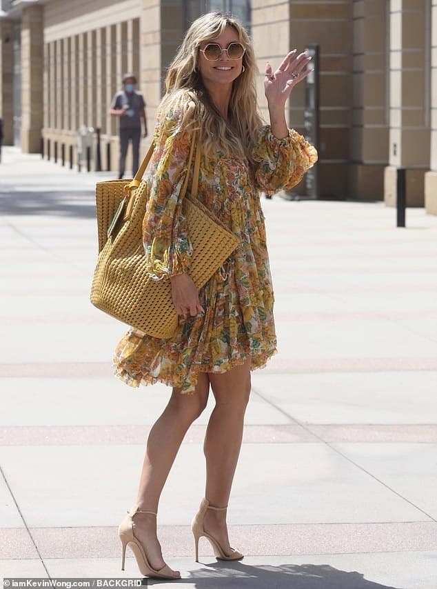 Heidi Klum shkëlqen me fustanin përplot lule