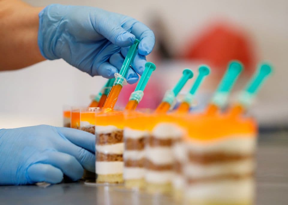 Astra është e verdhë, Pfizer është jeshile - pastiçeria që ofron ëmbëlsira me emër të vaksinave