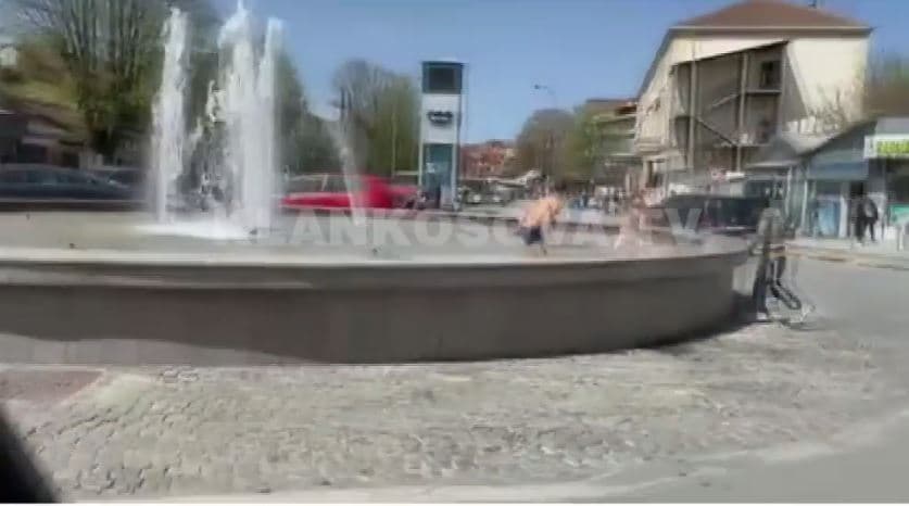 Nxehen temperaturat, fëmijët gjejnë vend për freski (VIDEO)