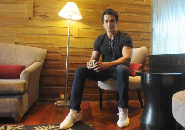 Aktori Sonu Sood bëhet 'hero' në Indi