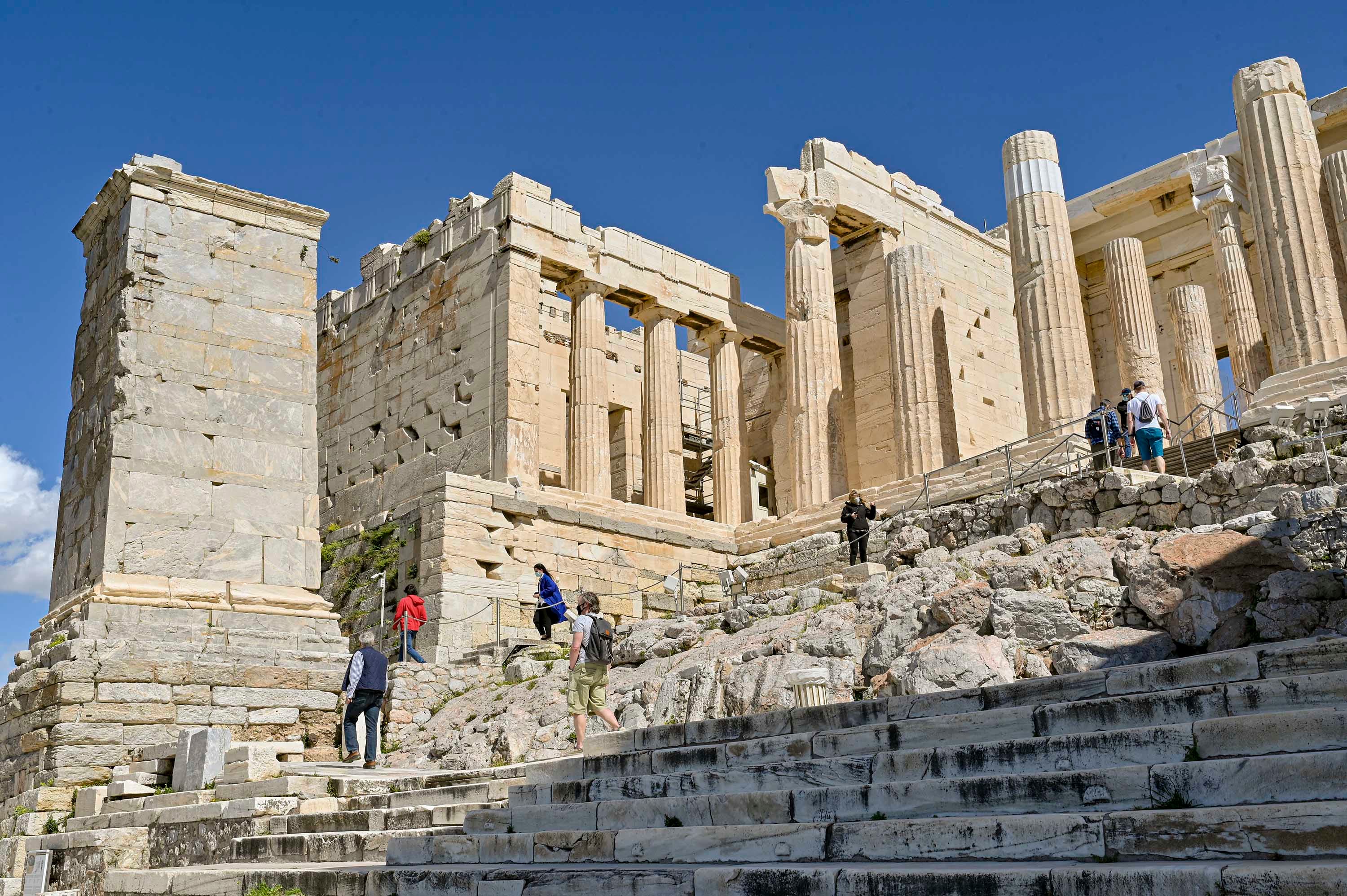 Greqia heq karantinën, merr hapa për t'u hapur për turizmin