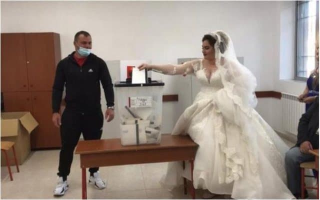 Nusja në Kavajë shkon për të votuar para dasmës (FOTO)