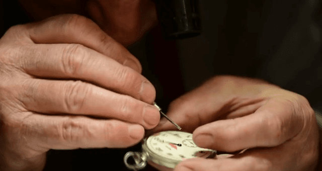 Një jetë në zanatin e orëndreqësit në Gjakovë (VIDEO)