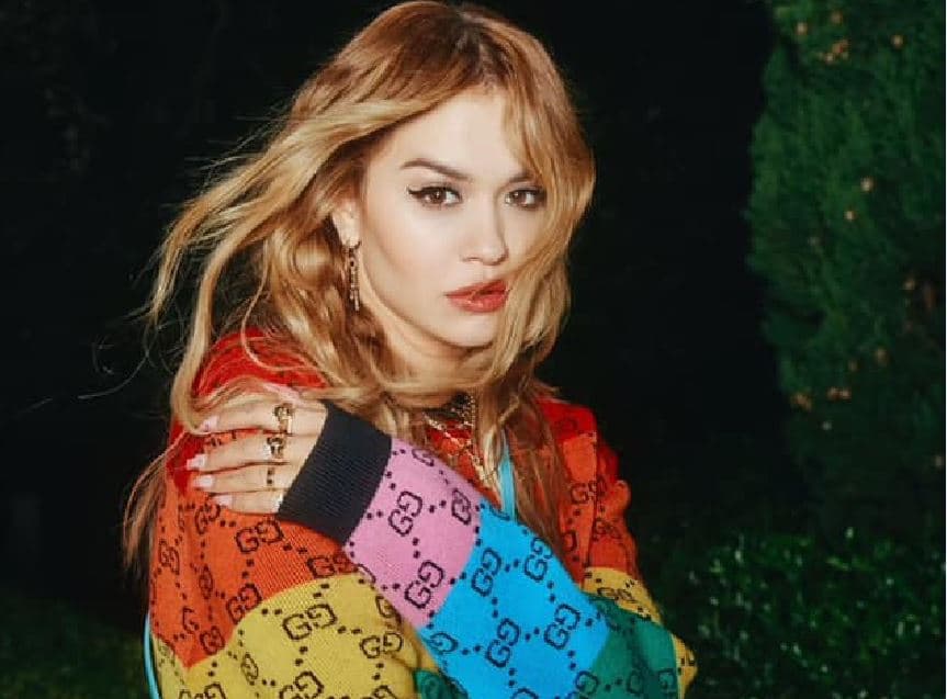Rita Ora shkëlqen në koleksionin e ri të Guccit (FOTO)