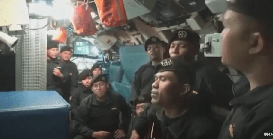 “Shihemi më vonë", kënga lamtumirëse e ekuipazhit të anijes indoneziane (VIDEO)