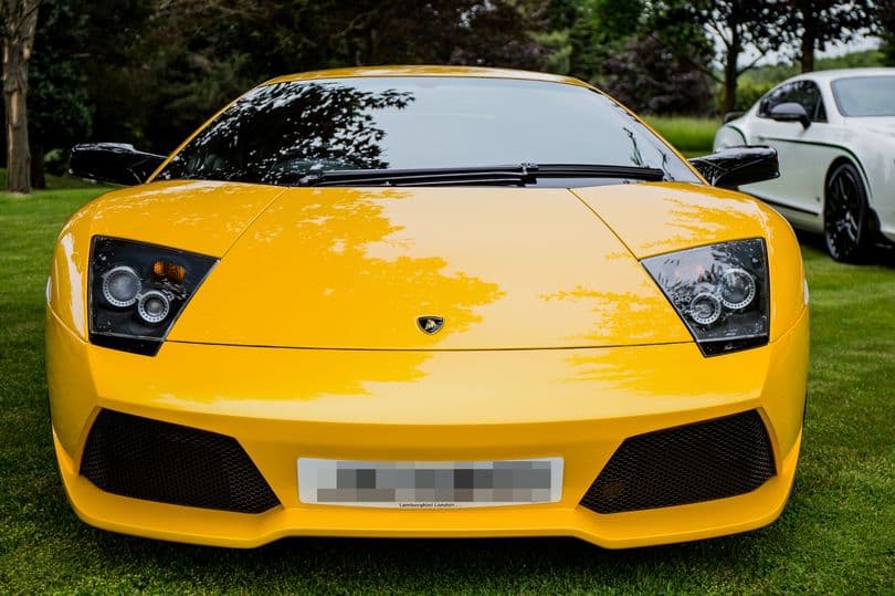 Burri që mendoi se 'Zoti do t’i jepte Lamborghini nëse agjëron', gati sa nuk vdes nga uria