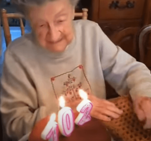 Gjyshes 102 vjeçare i bien dhëmbët derisa fryen qirinjtë për ditëlindje (VIDEO)