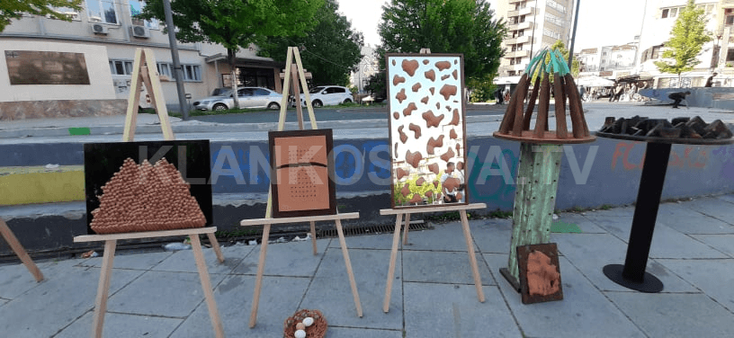 Ekspozita ''Frymë'' sjell urbanizmin në lashtësi, tri teknika të ndryshme nga tre artistët kosovarë (FOTO)