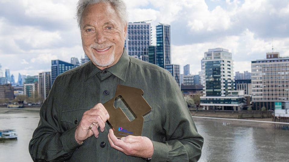 Tom Jones bëhet këngëtari më i vjetër që kryeson tabelën e albumeve në Mbretërinë e Bashkuar