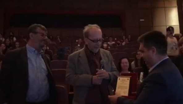Kadare nderohet me titullin “Nderi i bashkisë Fier”