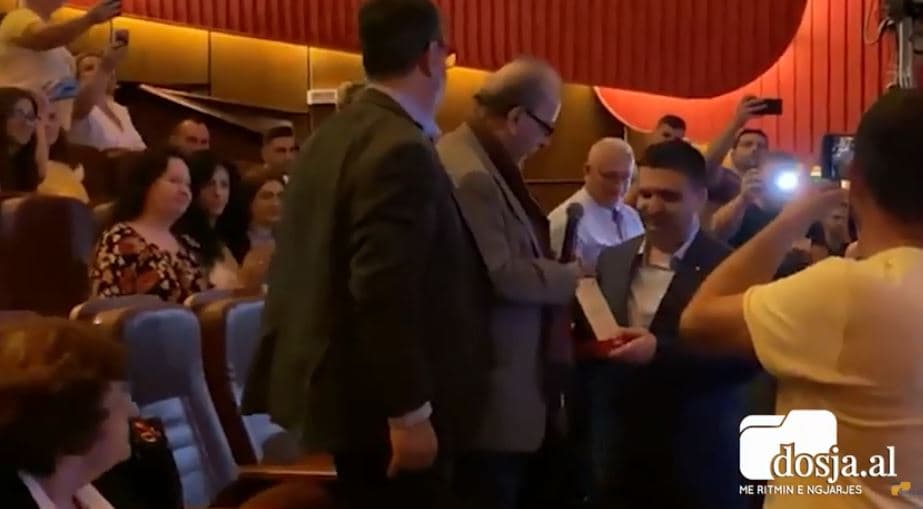 Kadare bëhet "Nder i Fierit" në një ceremoni "shumë shqiptare" (VIDEO)
