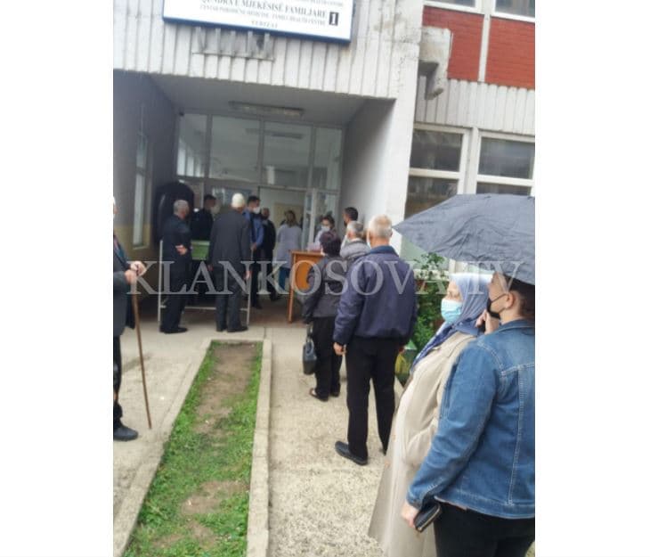 Të moshuarit presin në radhë për t'u vaksinuar në Ferizaj (FOTO)
