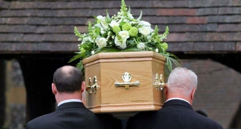 Nuk do të ketë më kufizime për funerale në Angli