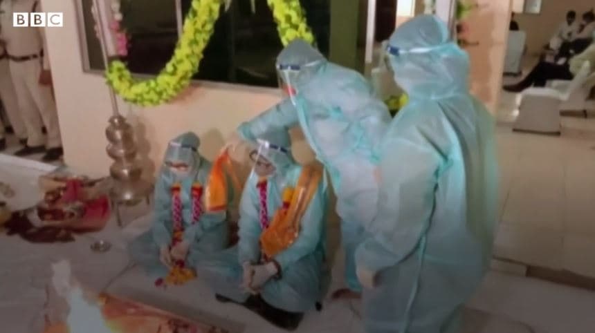 Indi: COVID-19 s'e prish dasmën, çifti martohet me veshjet mbrojtëse (VIDEO)