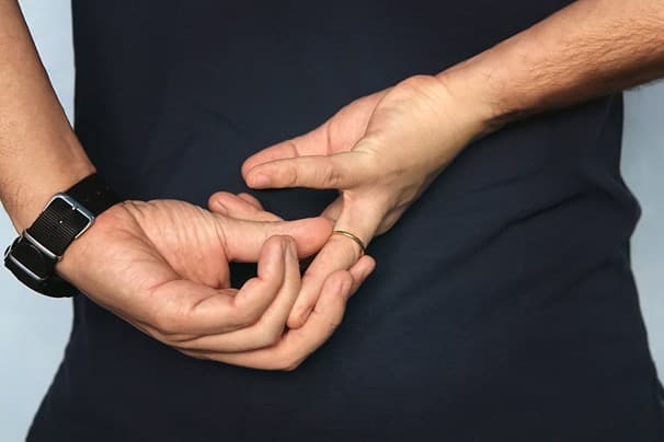 Burrat kanë më shumë gjasa të falin tradhtinë sesa gratë