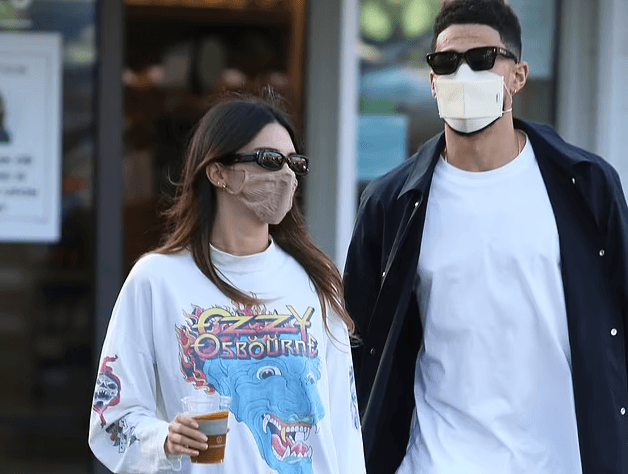 Momenti kur Kendall Jenner me të dashurin Devin Booker ndalen në treg (FOTO)