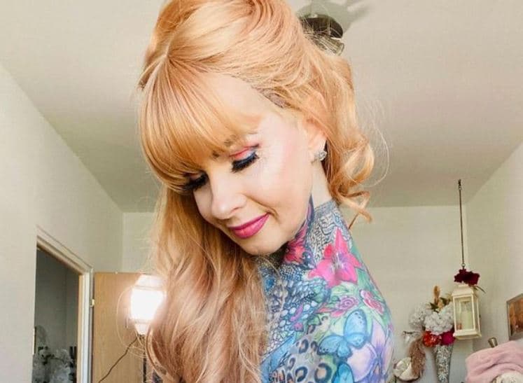Gjyshja që i shpenzoi 25 mijë pounds për të mbuluar tërë trupin me tatuazhe