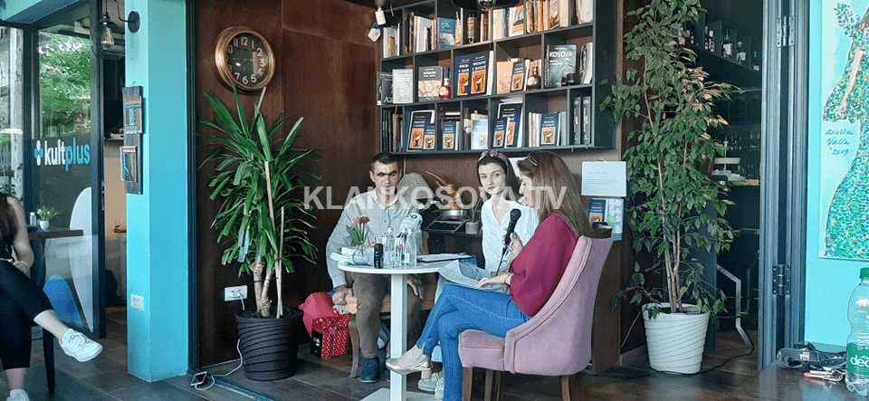 Promovohet libri “Rreshtat e bardhë” me rrëfime personale të autorëve të verbër