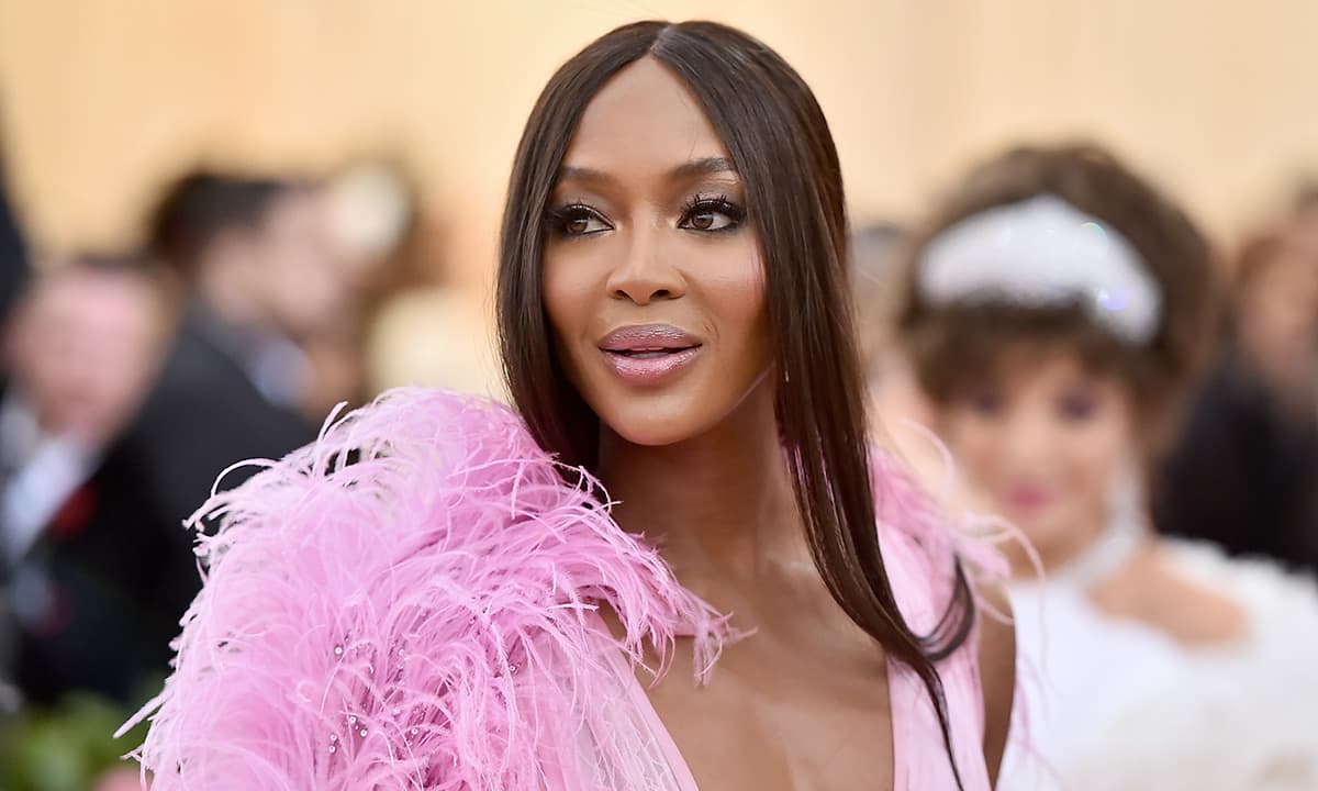 Naomi Campbell bëhet nënë, i prezanton botës të bijën