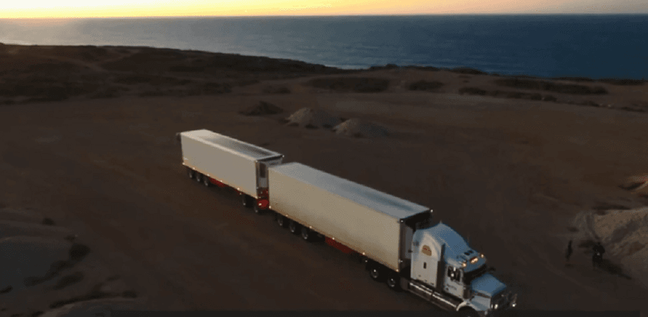 Kamionisti me dron sjell viset e egra të Australisë (VIDEO)
