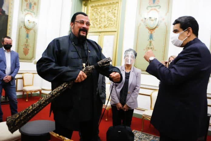 Steven Seagal i dhuron shpatë samurai Nicolas Maduros (VIDEO)