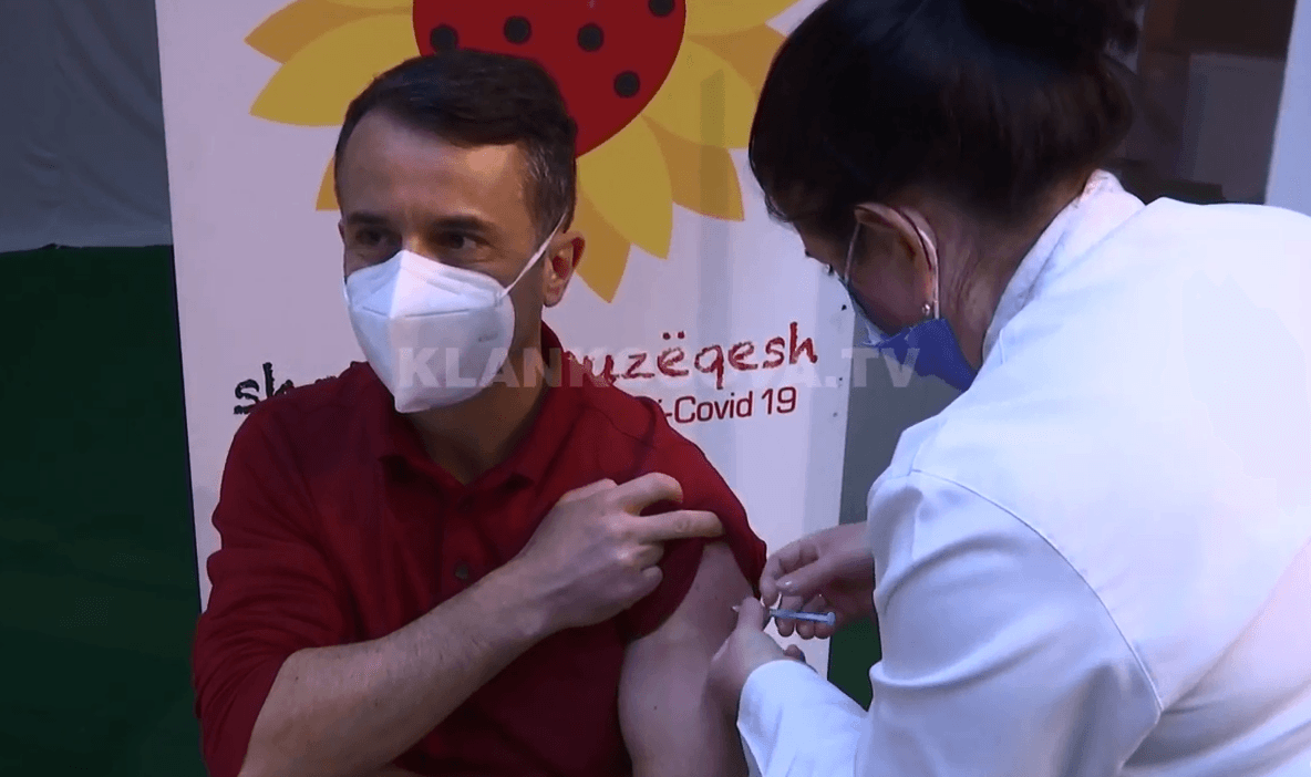 Personeli shëndetësor që mori dozën e parë në Kukës sot merr dozën e dytë të vaksinën tek "1 Tetori"