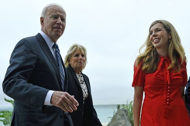 Biden e Johnson takohen për herë të parë, bëjnë shaka me gratë e tyre!