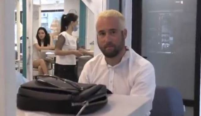 E kishte ofenduar Xhakën, gazetari zviceran detyrohet t'i ngjyrosë flokët e bardha (VIDEO)