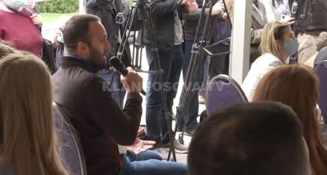 Gazetari i Klanit "shkel" rregullat e BE-së, i jepet leja për një, por i bën dy pyetje (VIDEO)