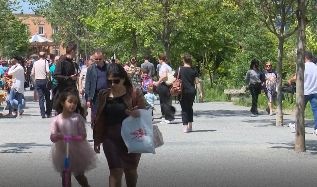 Shqipëri: Pas 225 ditësh hiqen maskat në ambiente publike