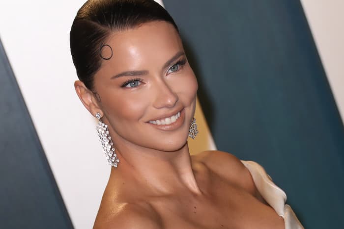 Kështu duket modelja Adriana Lima në të 40-at (FOTO)