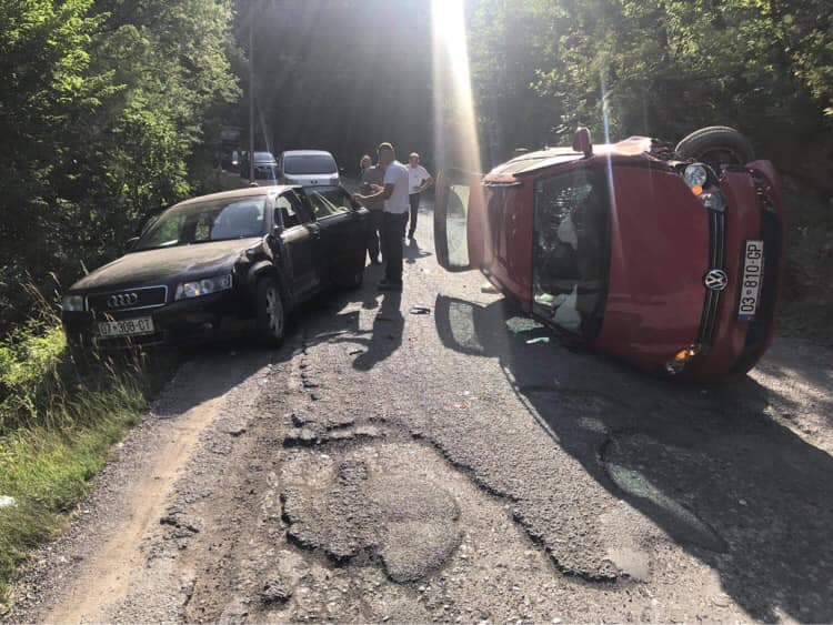 Aksidenti në Grykë të Rugovës, tre të lënduar (FOTO)