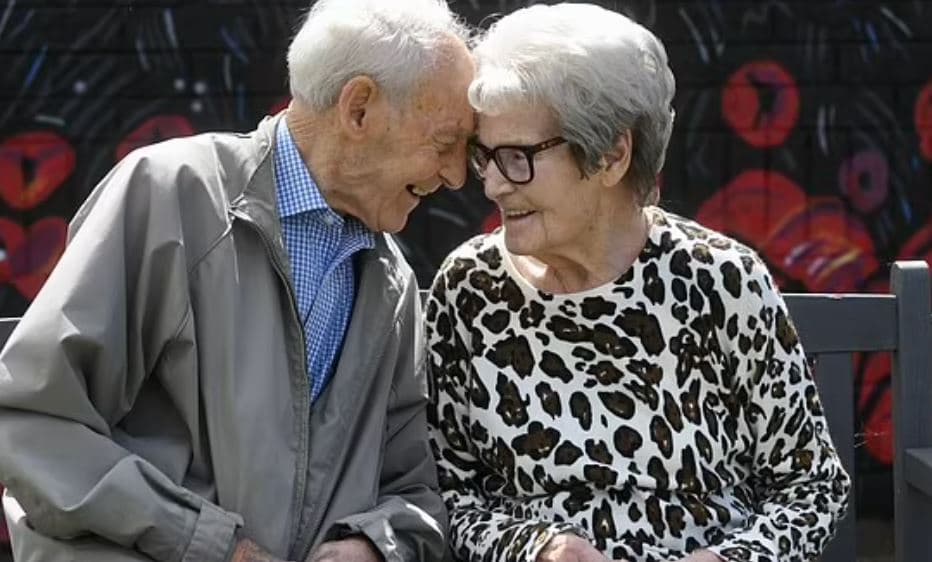 Binjakët 92 vjeçar ribashkohen një vit pasi i ndau koronavirusi