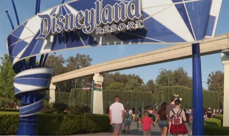 Kalifornia në festë ndërsa kufizimet lehtësohen (VIDEO)