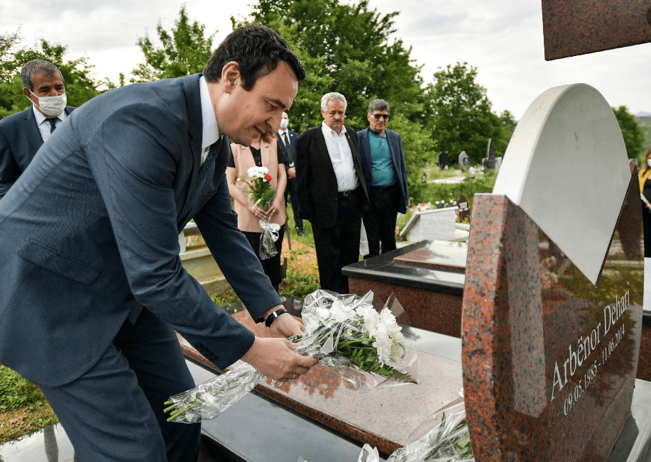 Kurti bën homazhe për nder të aktivistit Arbënor Dehari